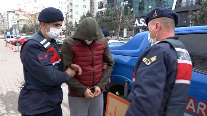 Çalınan Koyunlarını Bulan Jandarmaya Teşekkür Edip Dualarla Uğurladı