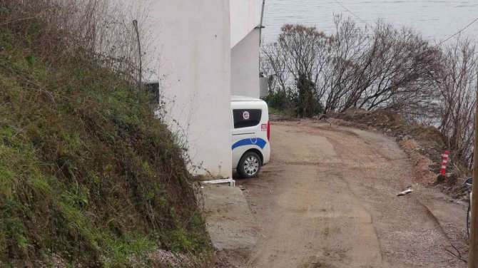 Evinde Tabancayla Vurulmuş Halde Yaralı Bulundu