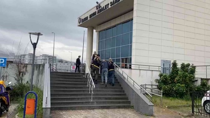 Lüks Otomobillerin Farlarını Söküp Çalan Şüpheliler Yakalandı