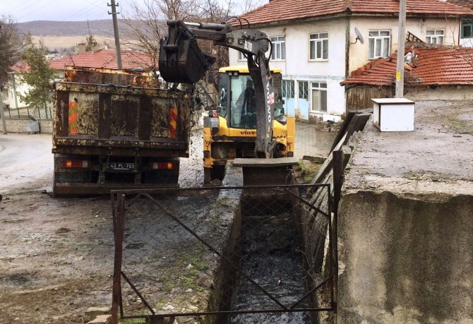 Hisarcık’ta Sulama Kanallarının Temizliğine Başlandı
