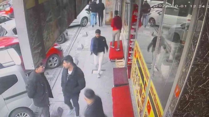 Husumetlisine Sokak Ortasında Ateş Açtı, Saldırı Anı Kameraya Yansıdı