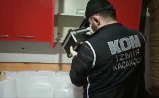 İ̇zmir’de Sahte Etil Alkol İmalathanesine Polis Baskını
