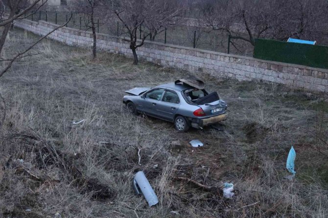 Otomobil Tarlaya Uçtu, Sürücüsü Yaralandı