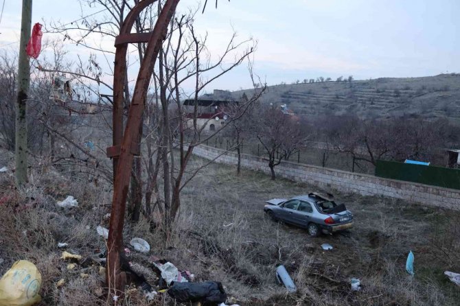 Otomobil Tarlaya Uçtu, Sürücüsü Yaralandı