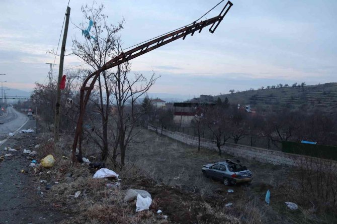 Otomobil Tarlaya Uçtu, Sürücüsü Yaralandı