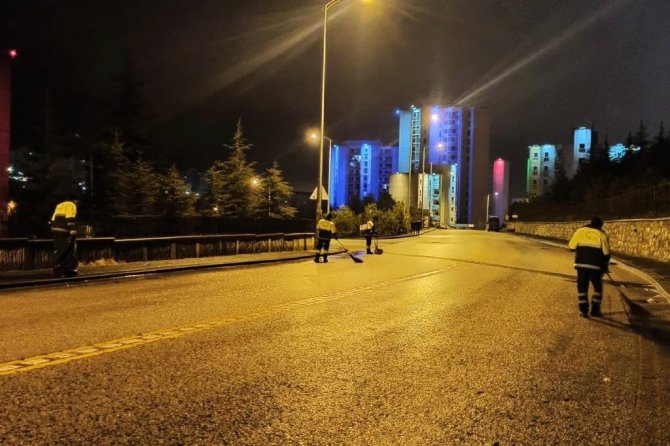 Keçiören’de Gece Temizlik Timi İş Başında