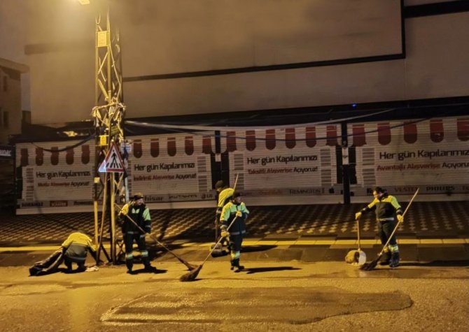 Keçiören’de Gece Temizlik Timi İş Başında