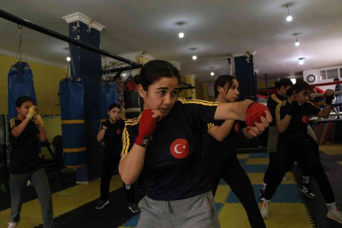 ’Altın Yumruk’ Pınar’ın Hedefi Avrupa Şampiyonluğu