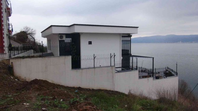 Evinde Tabancayla Vurulmuş Halde Yaralı Bulundu