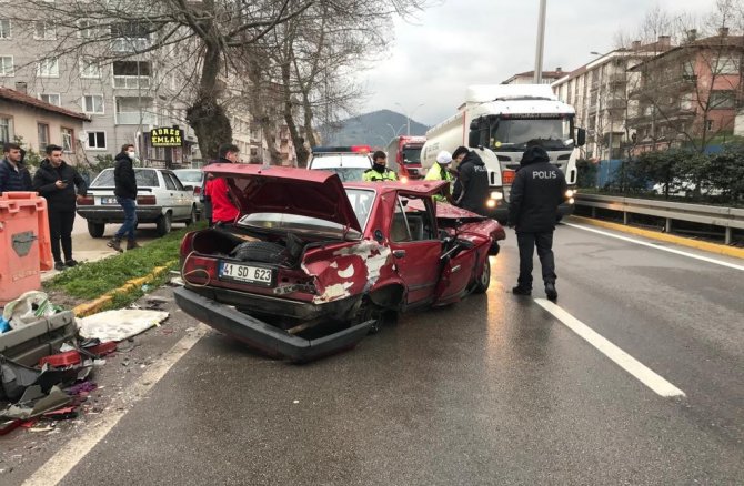 Önce Tankere Sonra Kamyona Çarptı: 2 Yaralı
