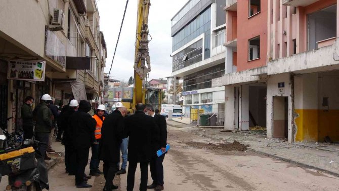 Asrın Felaketinden İzler Taşıyan Binalar Yıkılıyor