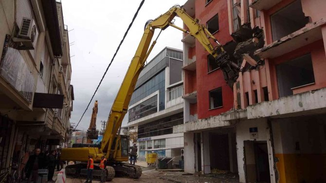 Asrın Felaketinden İzler Taşıyan Binalar Yıkılıyor