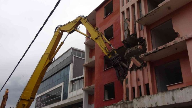 Asrın Felaketinden İzler Taşıyan Binalar Yıkılıyor