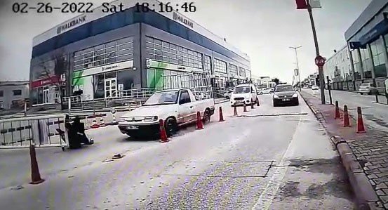 Kaçan Sürücüyü Durdurmak İsterken Canından Oluyordu