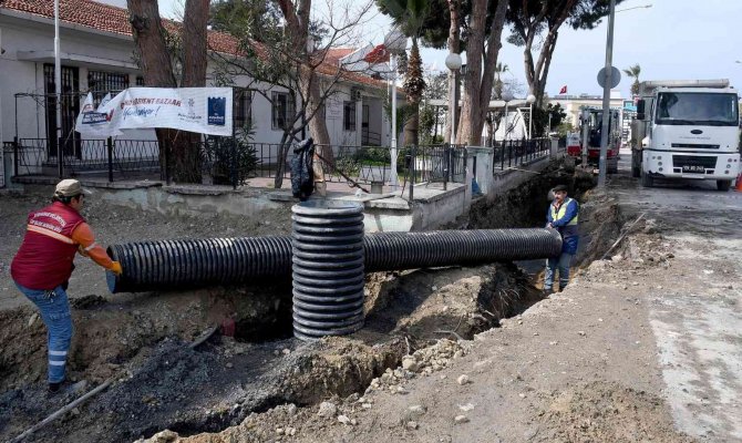 Kuşadası’ndaki Tarihi Çarşıda Yenileme Çalışmaları Sürüyor