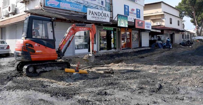 Kuşadası’ndaki Tarihi Çarşıda Yenileme Çalışmaları Sürüyor