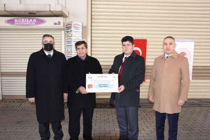 Kırkağaç’ta Otomatik Kuzu Yemlik Dağıtım Töreni Yapıldı