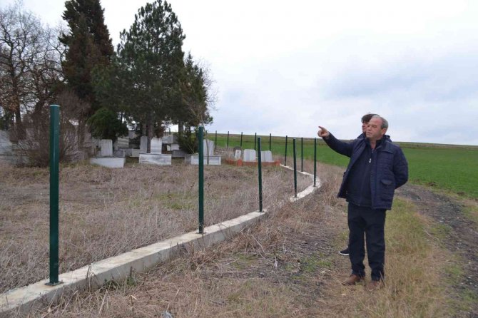 Mezarlık Demirlerini Çalan Hırsızlara Muhtardan Tepki: “Diriye Saygıları Yok Ki Ölüye Saygıları Kalsın, Yazık Olsun”