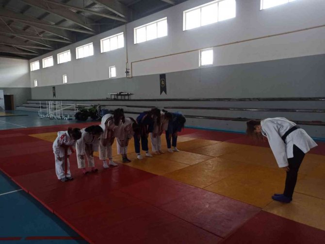 Rekortmen Sporcudan Judoculara Ziyaret