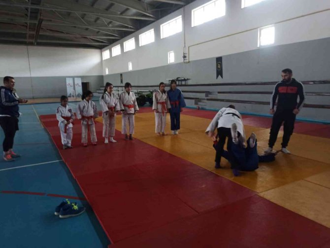 Rekortmen Sporcudan Judoculara Ziyaret