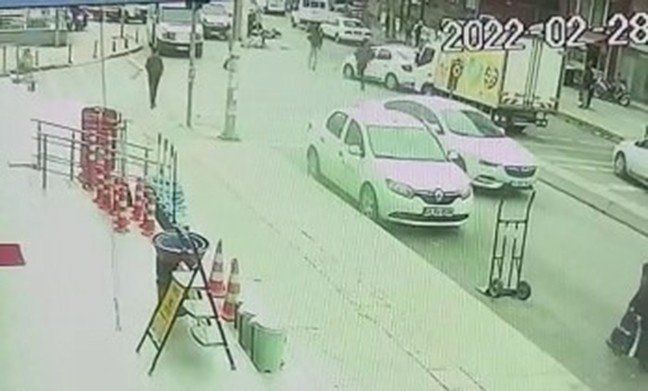 Ümraniye’de Hata Dolu Kaza: Ehliyetsiz Sürücü Kiralık Araçla Motosikletliye Çarptı