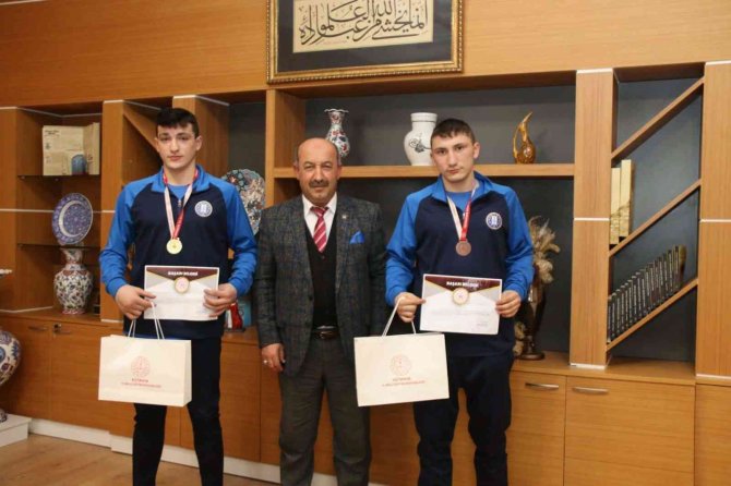 Müdür Başyiğit, Boks Şampiyonu Öğrencileri Kabul Etti