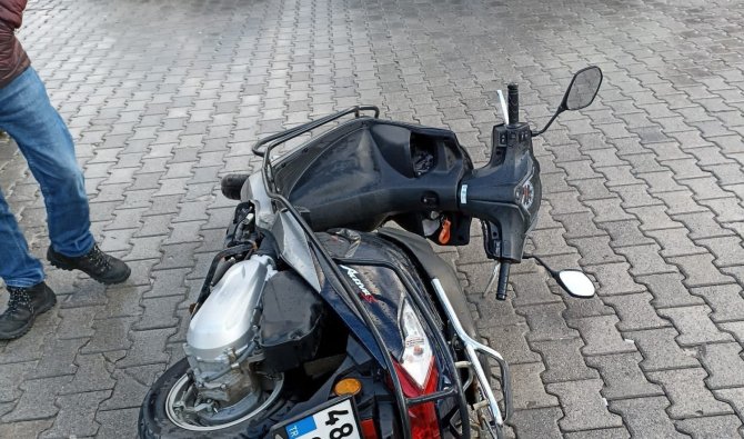 Ehliyetsiz Sürücü Motosiklete Çarptı: 1 Yaralı