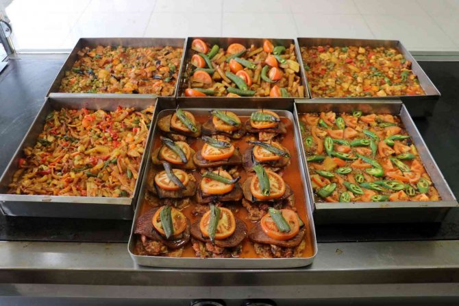 Bir Kase Çorba Parasına 3 Çeşit Yemek Satıyor