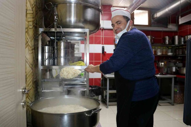 Bir Kase Çorba Parasına 3 Çeşit Yemek Satıyor