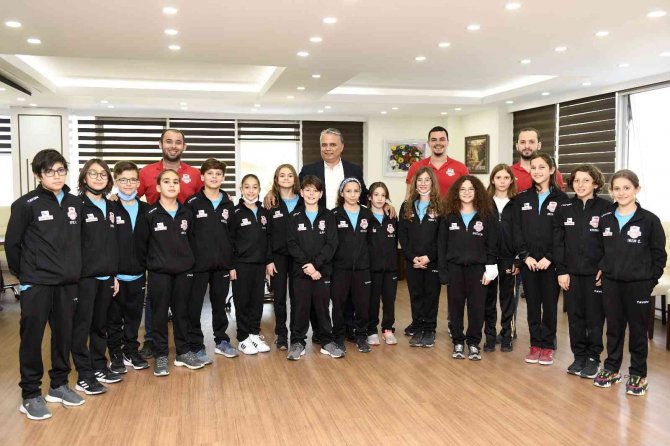 Başkan Uysal, Genç Yüzücülerle Bir Araya Geldi