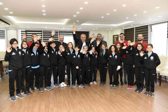 Başkan Uysal, Genç Yüzücülerle Bir Araya Geldi