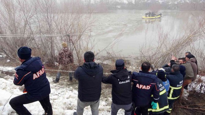 Karasu Nehri’nde Kaybolan Yağmur’u Arama Çalışmaları Devam Ediyor