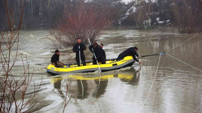 Karasu Nehri’nde Kaybolan Yağmur’u Arama Çalışmaları Devam Ediyor