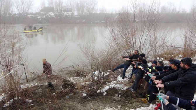 Karasu Nehri’nde Kaybolan Yağmur’u Arama Çalışmaları Devam Ediyor