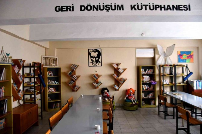 Söke’deki Okul Kütüphanesinin Tüm Malzemeleri Geri Dönüşümden