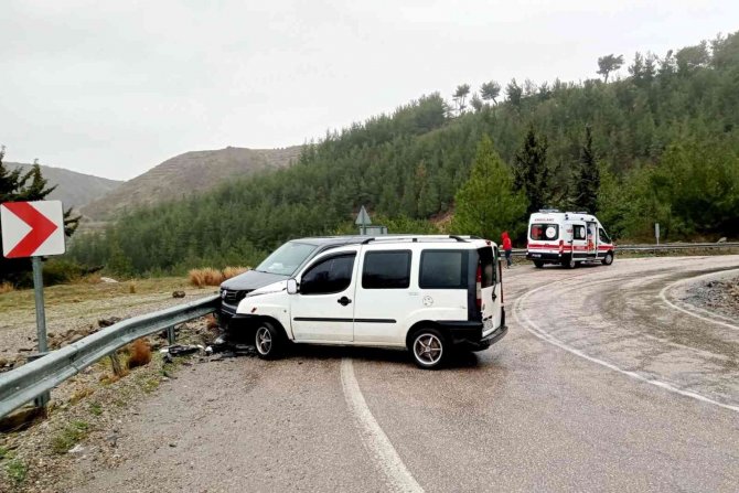 Osmaniye’de İki Araç Kafa Kafaya Çarpıştı: 2 Yaralı