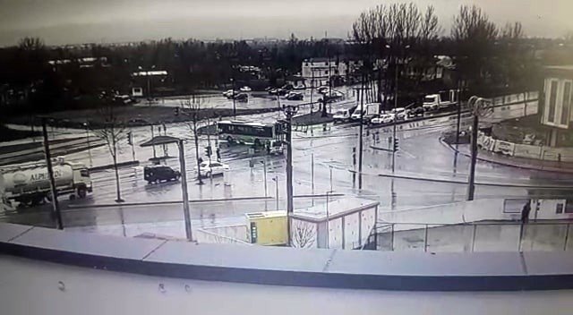 Hafif Ticari Araç İle Belediye Otobüsünün Çarpışma Anı Kamerada