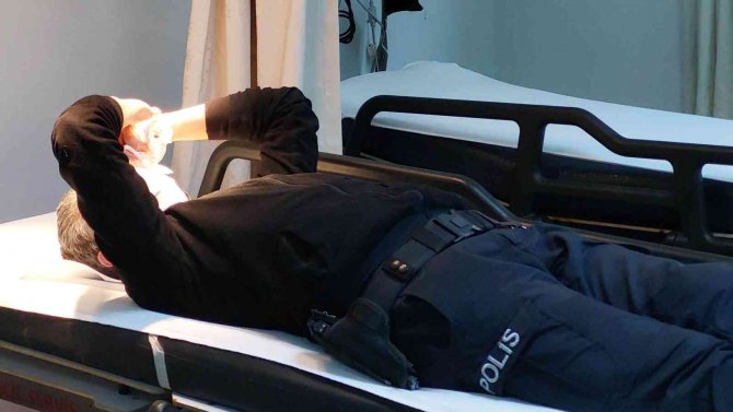 Hayatını Kurtaran 3 Polis Memurunu Hastanelik Etti