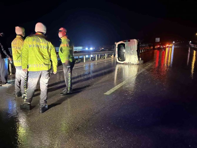 Takla Atan Hafif Ticari Araç 300 Metre Sürüklendi: 2 Yaralı