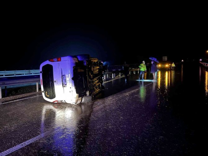 Takla Atan Hafif Ticari Araç 300 Metre Sürüklendi: 2 Yaralı