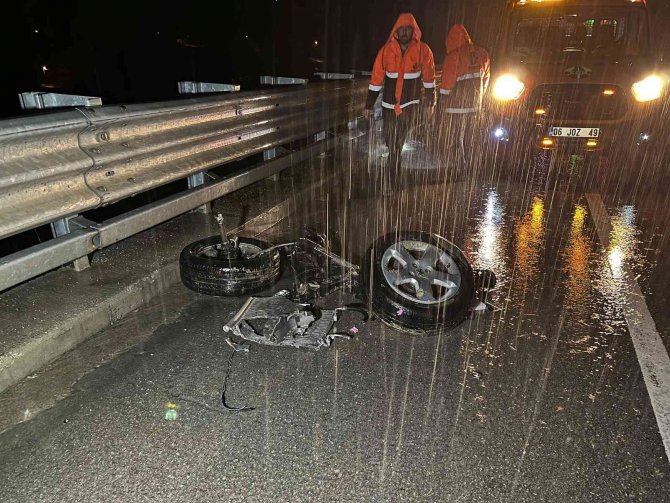 Takla Atan Hafif Ticari Araç 300 Metre Sürüklendi: 2 Yaralı