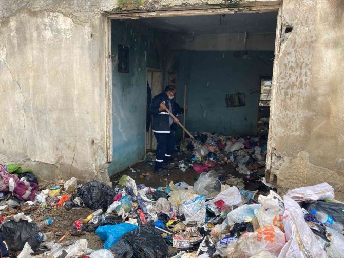 Tarsus’ta Bir Evden 3 Kamyon Çöp Çıktı