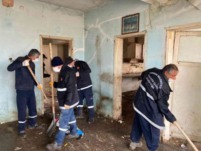 Tarsus’ta Bir Evden 3 Kamyon Çöp Çıktı