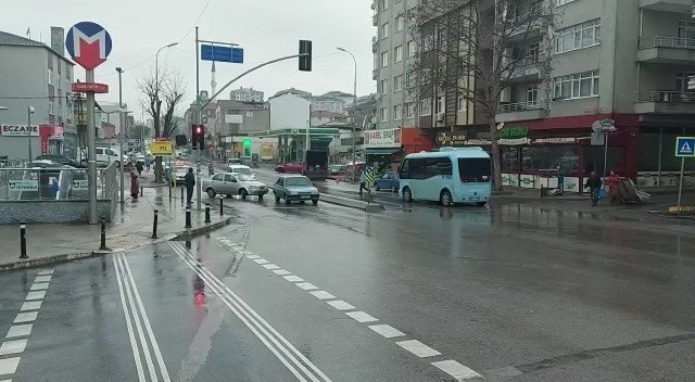 Ümraniye’de Hata Dolu Kaza: Ehliyetsiz Sürücü Kiralık Araçla Motosikletliye Çarptı