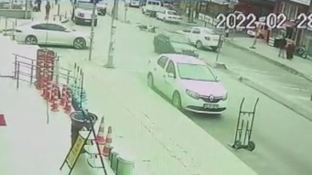 Ümraniye’de Hata Dolu Kaza: Ehliyetsiz Sürücü Kiralık Araçla Motosikletliye Çarptı