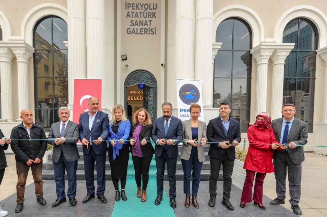 Van’da Sergi Açan Rus Ressam Kirillova: “Dünyada Barış İstiyorum”