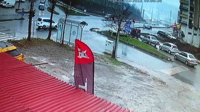 Başka Bir Araca Çarpan Otomobil Yoldan Çıkıp Kaldırıma Çıktı