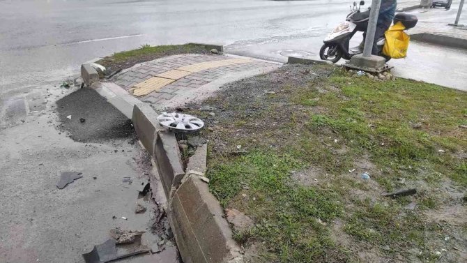 Başka Bir Araca Çarpan Otomobil Yoldan Çıkıp Kaldırıma Çıktı