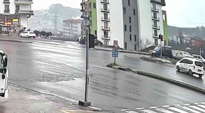 Başka Bir Araca Çarpan Otomobil Yoldan Çıkıp Kaldırıma Çıktı