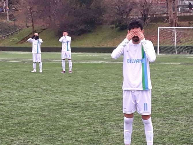 Hakeme Tepki Olarak Bir Dakika Gözlerini Kapattılar